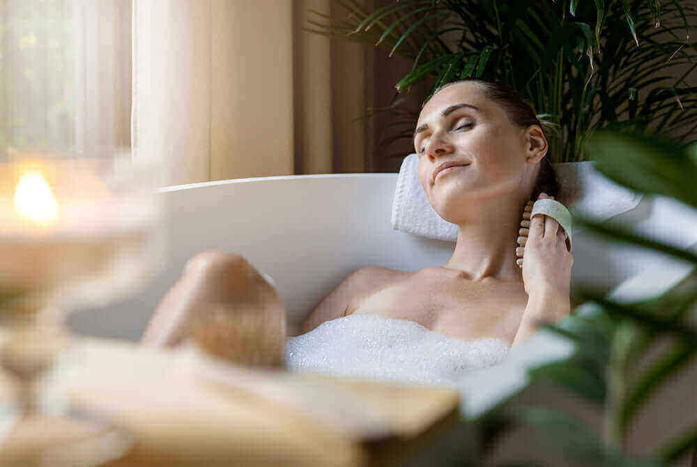 Wellness-Badezimmer: Die besten Tipps für ein entspannendes Bad in der kälteren Jahreszeit Bächlein